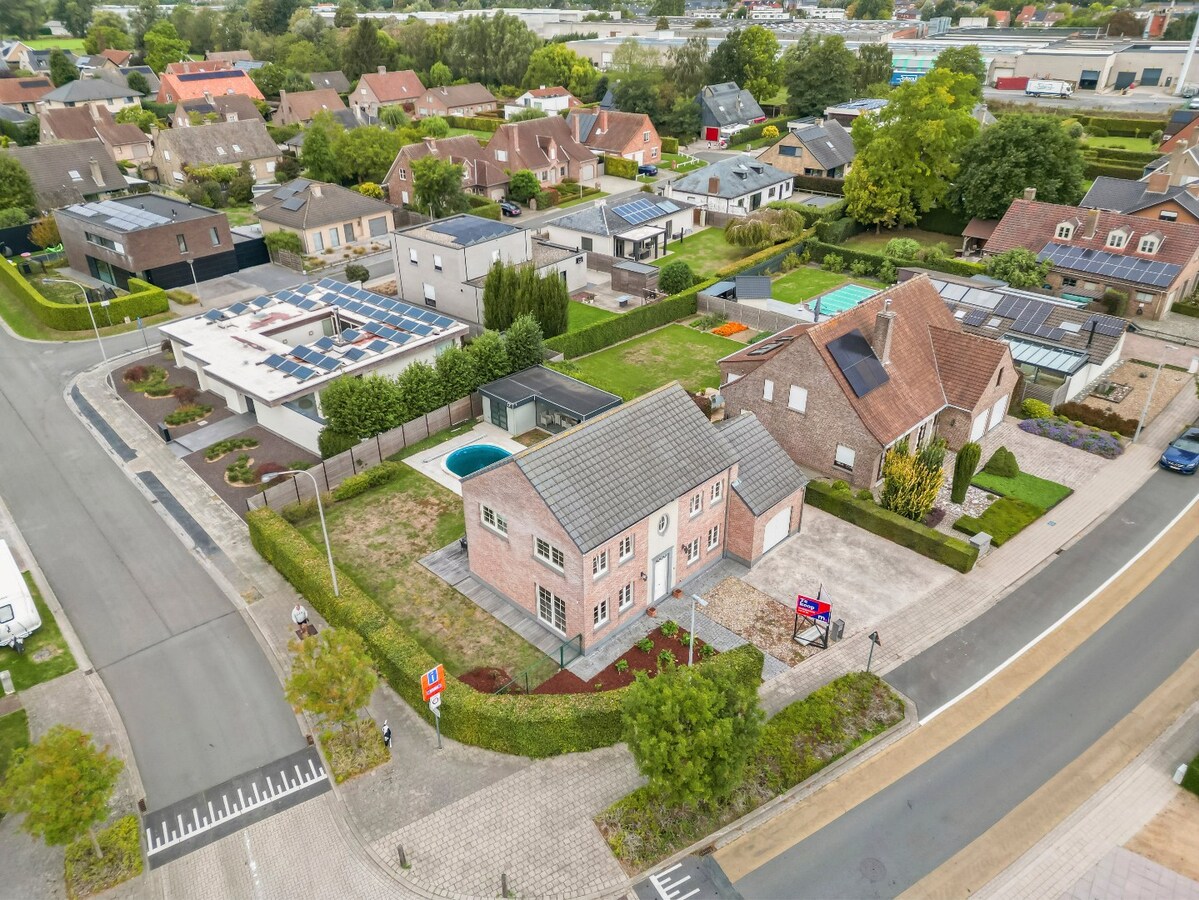 Stijlvolle villa met zwembad op rustige locatie te Bissegem/Heule te koop ! 