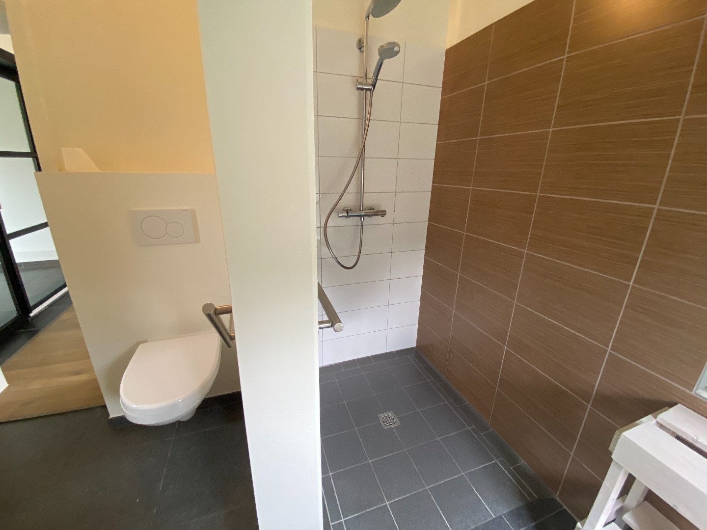 Charmante gerenoveerde halfopen woning met 2 slaapkamers, tuin en garage 