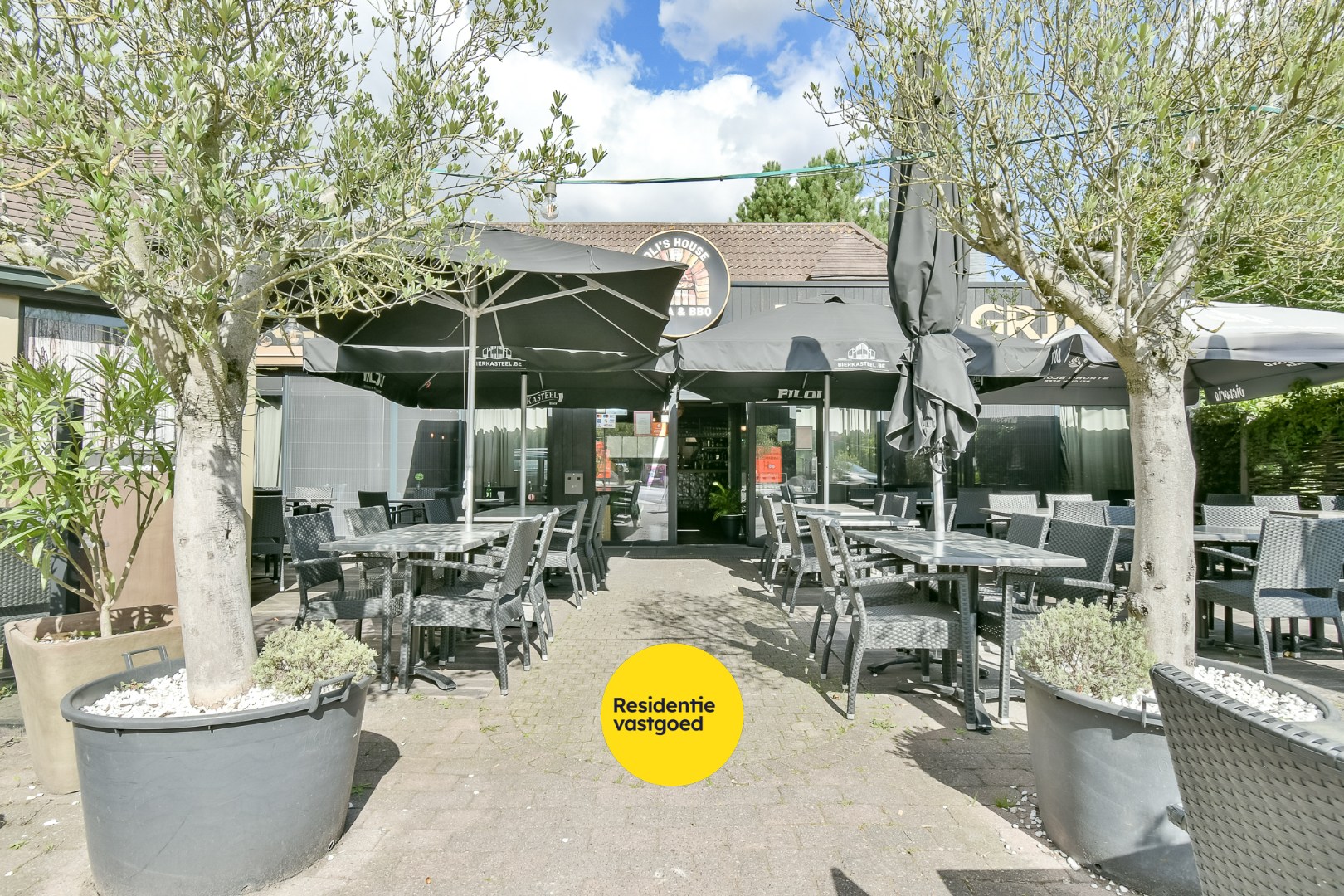 Multifunctionele eigendom met appartementen en handelszaken! 