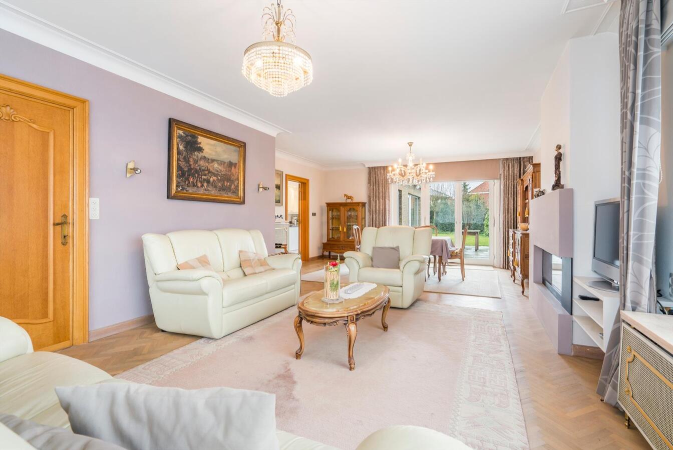 Woning met 5 slaapkamers op 832 m² in rustige straat te Oudenburg 