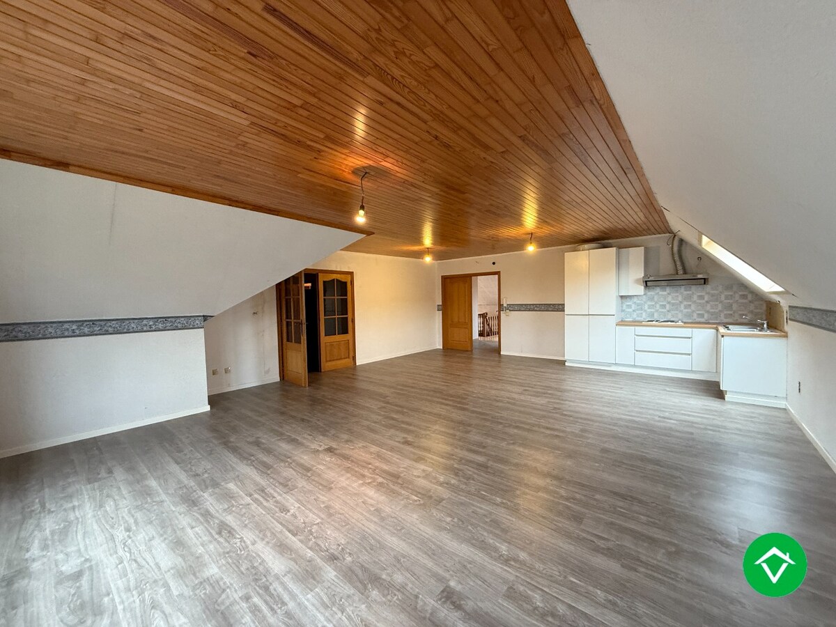 Ruime, alleenstaande woning met 6 slaapkamers en tuin te Hooglede (De Geite) 