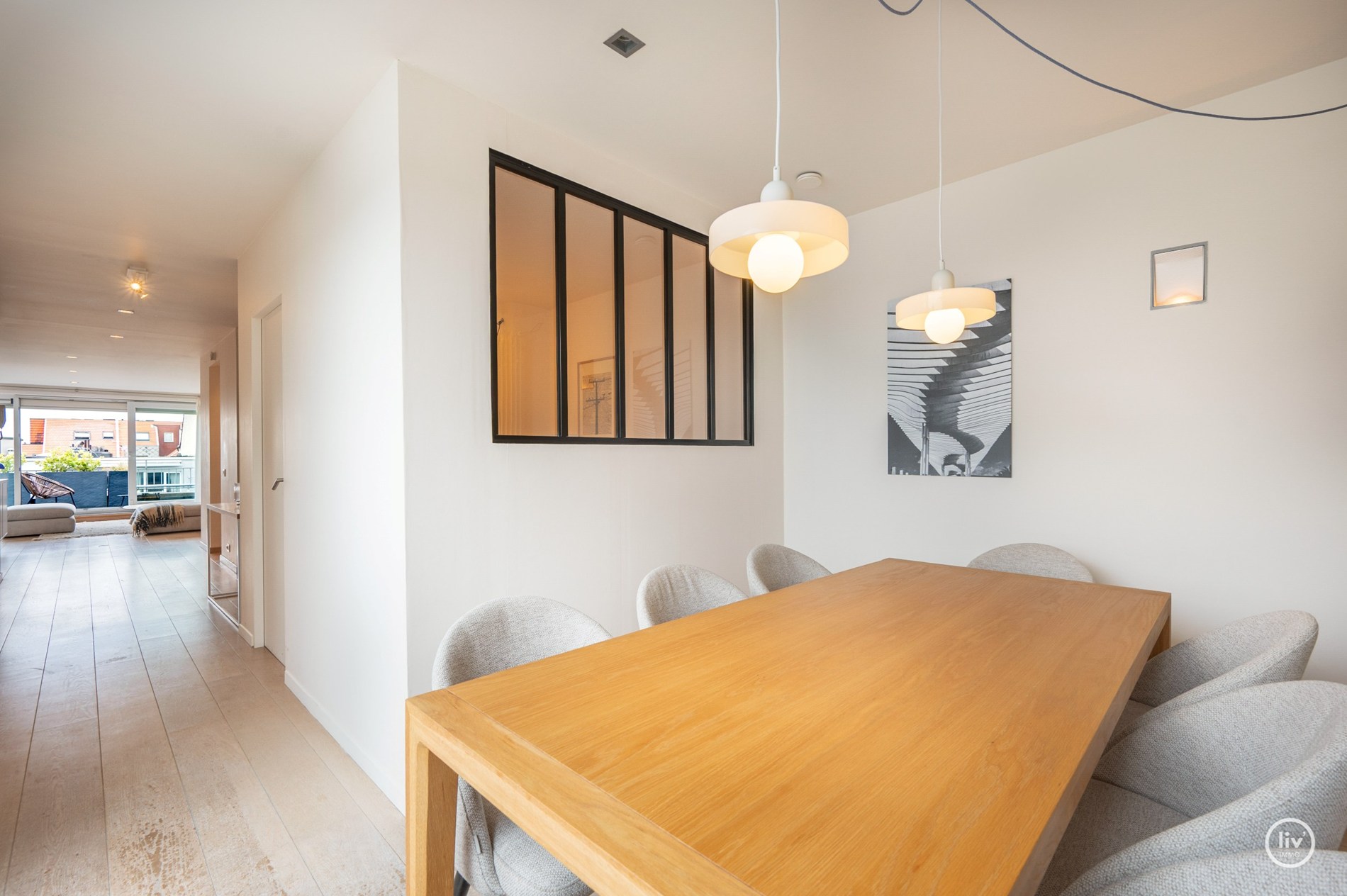 Zuidgericht en tevens instapklaar 4-slaapkamer appartement (159m2!) voorzien van 2 ruime terrassen met mogelijkheid tot aankoop van een XL-garagebox. 