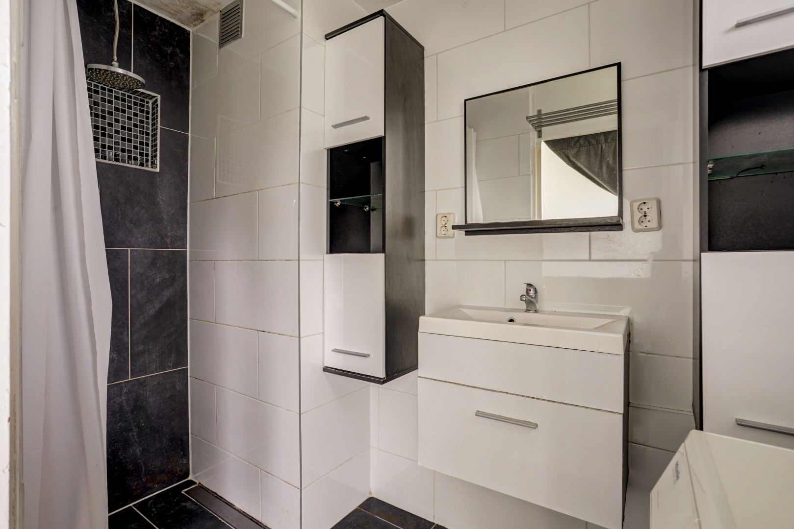 In "Het Lage Land" gelegen 4-kamer appartement met 3, slaapkamers, moderne keuken, 2 balkons,  berging in de onderbouw en gelegen op eigen grond! 