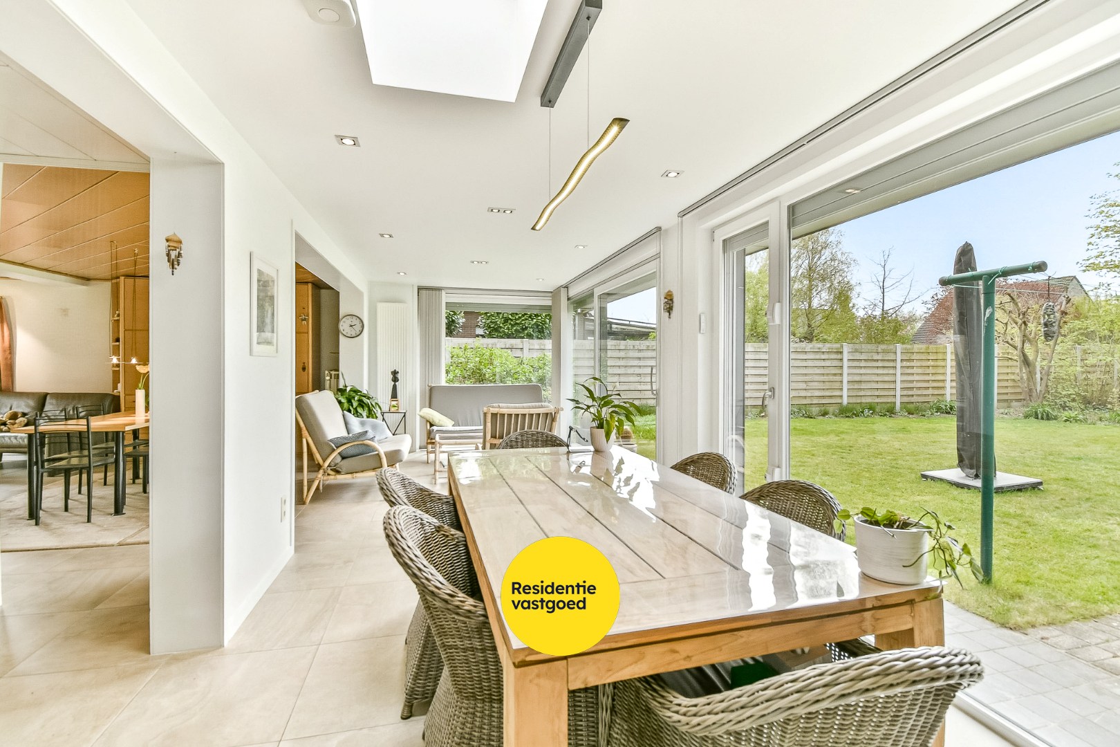 Instapklare woning met 4 slaapkamers, garage en carport 