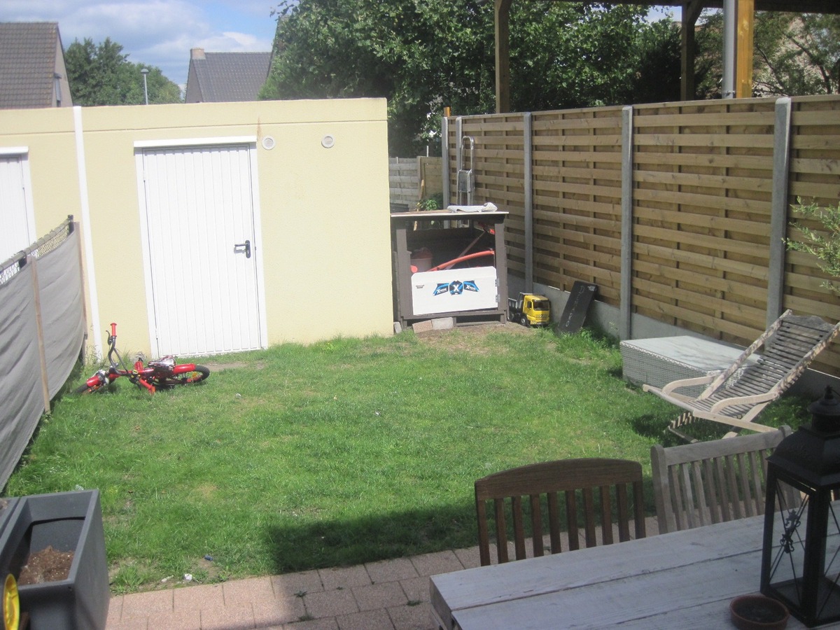 Ruim gelijkvloers appartement met terras en tuintje. Incl. afz. garage ! 