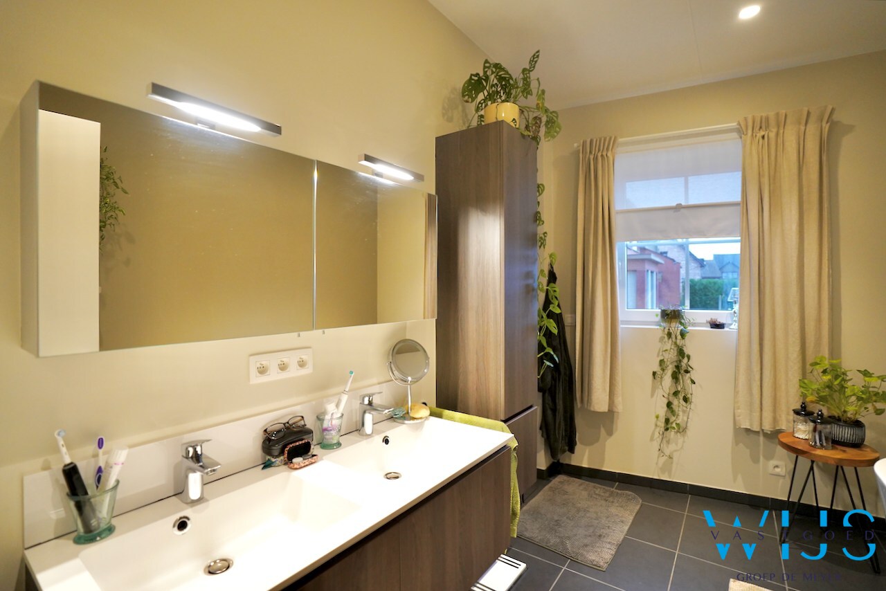 Gelijkvloers appartement met tuin en garage te OOSTEEKLO ! 