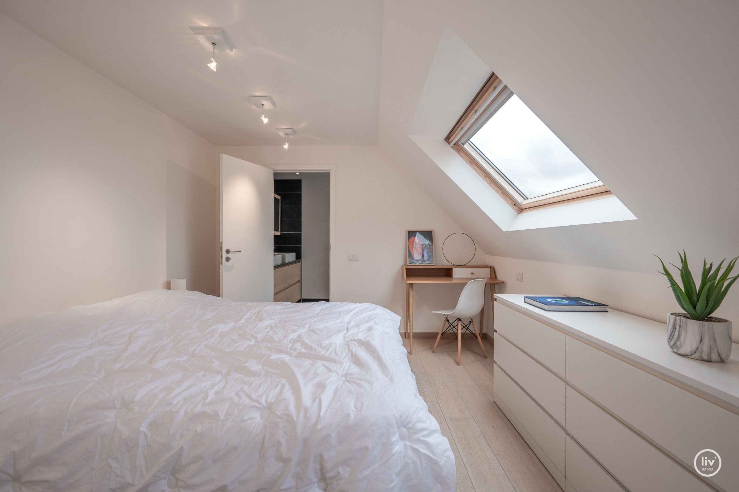 Zuidgericht en tevens instapklaar 4-slaapkamer appartement (159m2!) voorzien van 2 ruime terrassen met mogelijkheid tot aankoop van een XL-garagebox. 