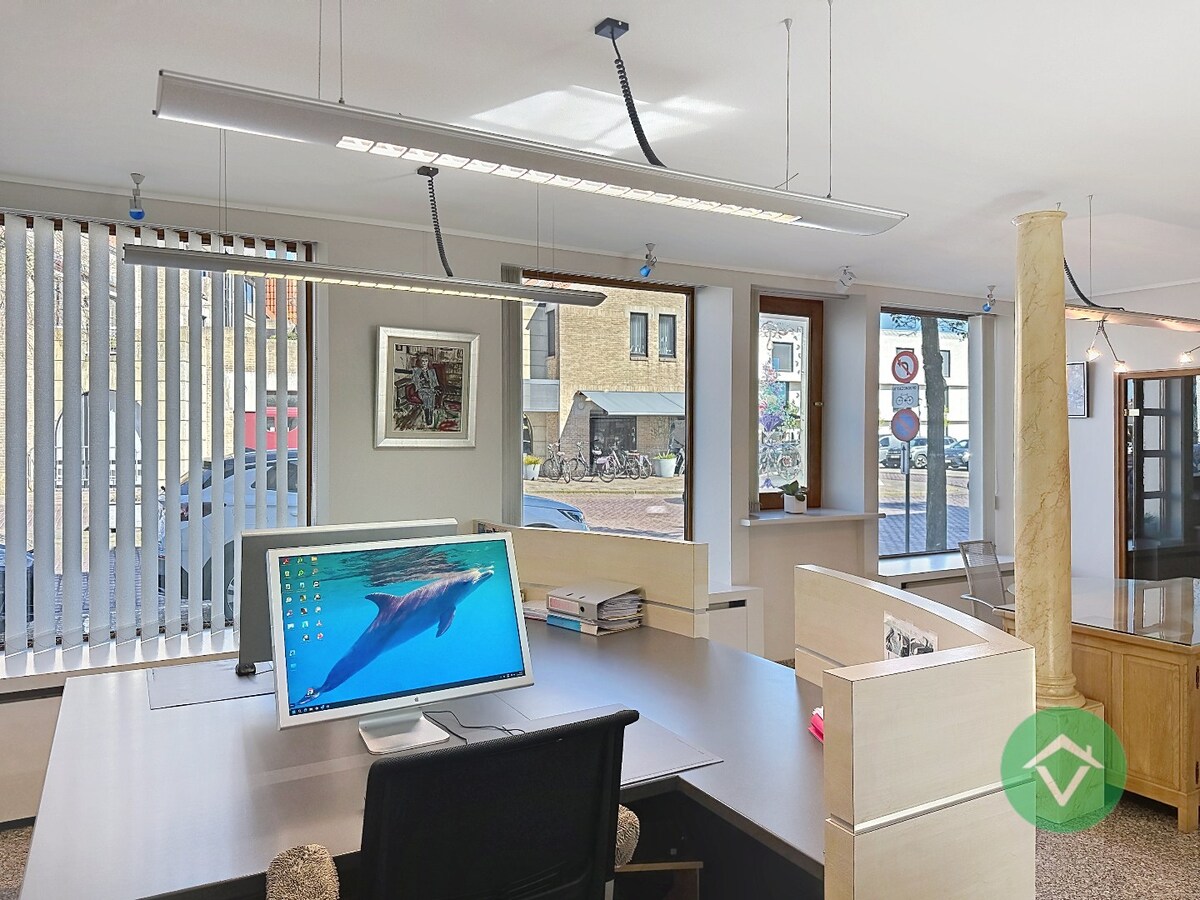 Deze instapklare handelswoning is gelegen in het centrum op een commerciële topligging op de markt van Koekelare 