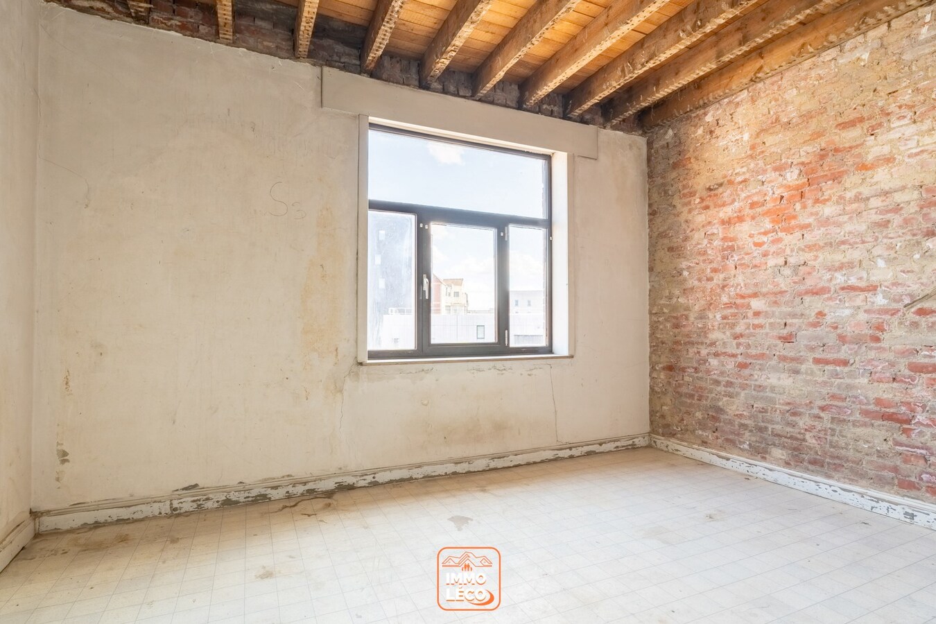 Commerce avec habitation dans un secteur HYPER fréquenté "Les Baraques" ! Idéal invest ! 