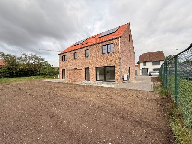 Halfopen nieuwbouwwoning met 4 slaapkamers gelegen te Opitter. 