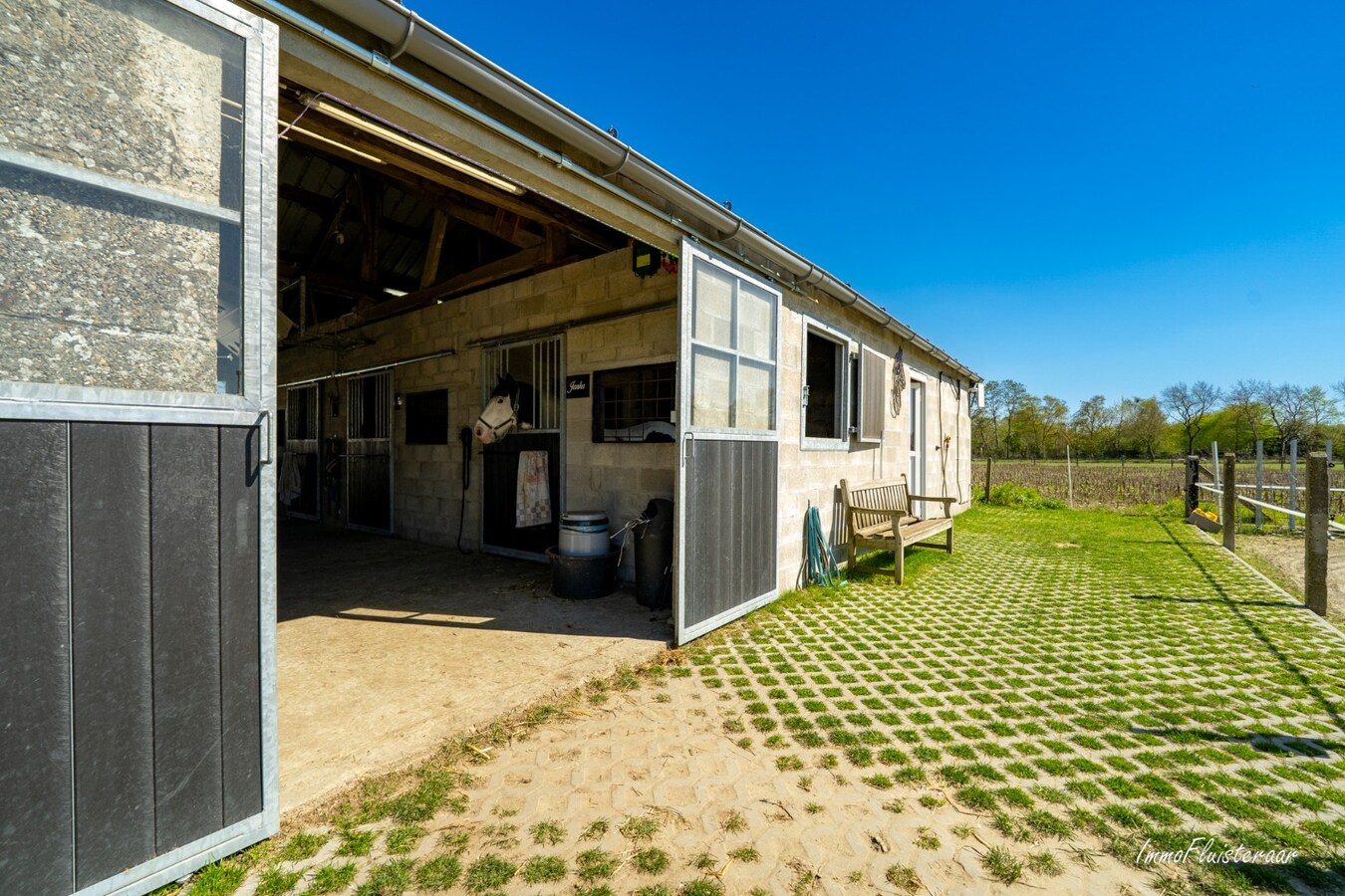 Recent gerenoveerde woning met paardenstallen en buitenpiste op ca. 12.370 m2  te Geel 