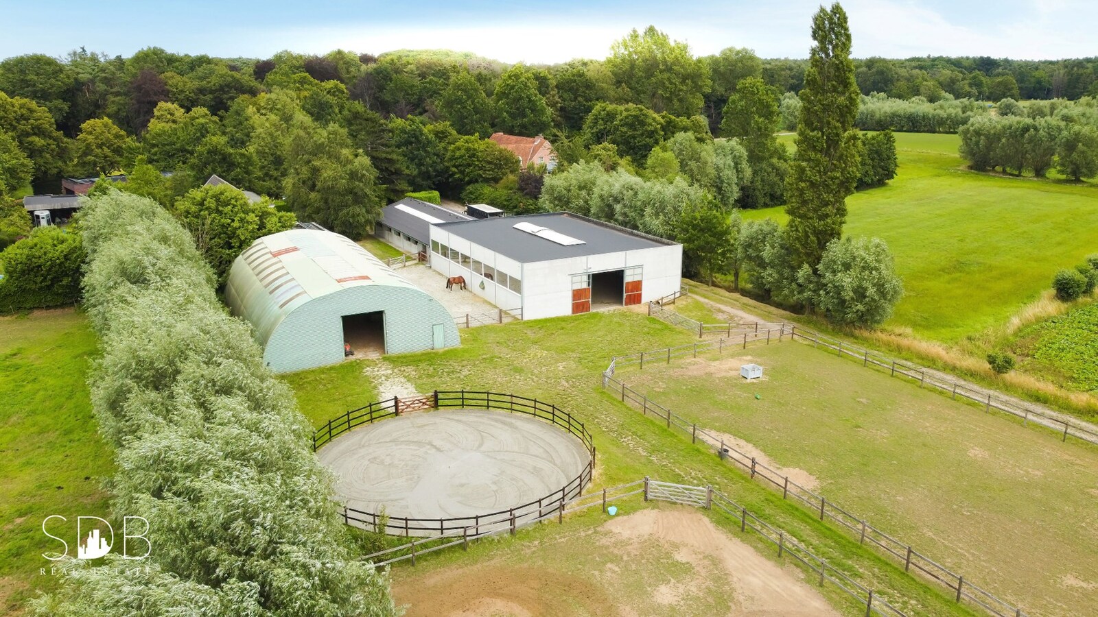 Hedendaagse woning met paardenfaciliteiten op circa 1,5ha 