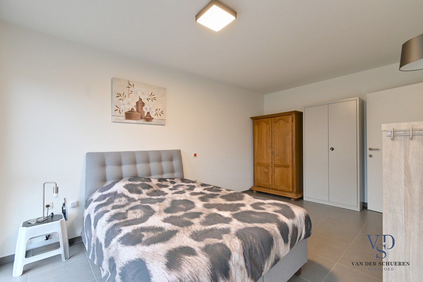 Ruime (!!) en recente assistentie-flat incl. overdekte staanplaats. 