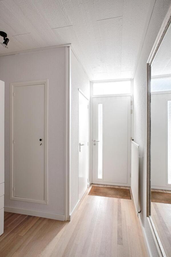 Ruim uitgebouwde hoekwoning met garage, berging, carport en vrije achterom gelegen in een rustige, kindvriendelijke straat tegenover een speelveld op 218 m² aan de Kievit 5 te Luyksgestel. 