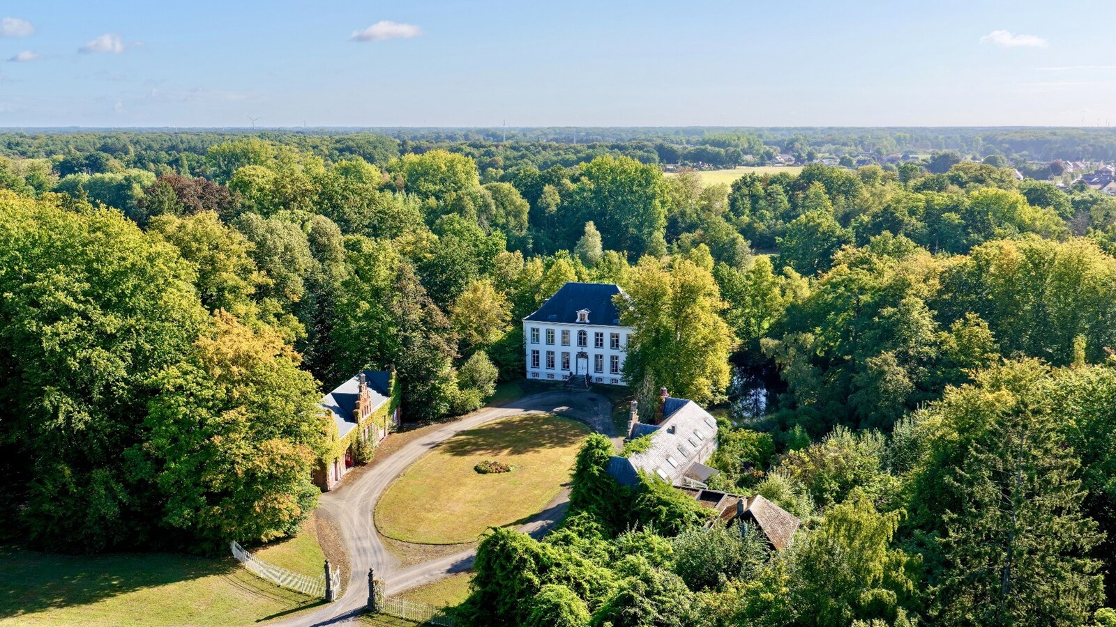 Exclusief kasteeldomein met 6 residenties en een feestzaal op ca. 42 ha te Zandhoven 