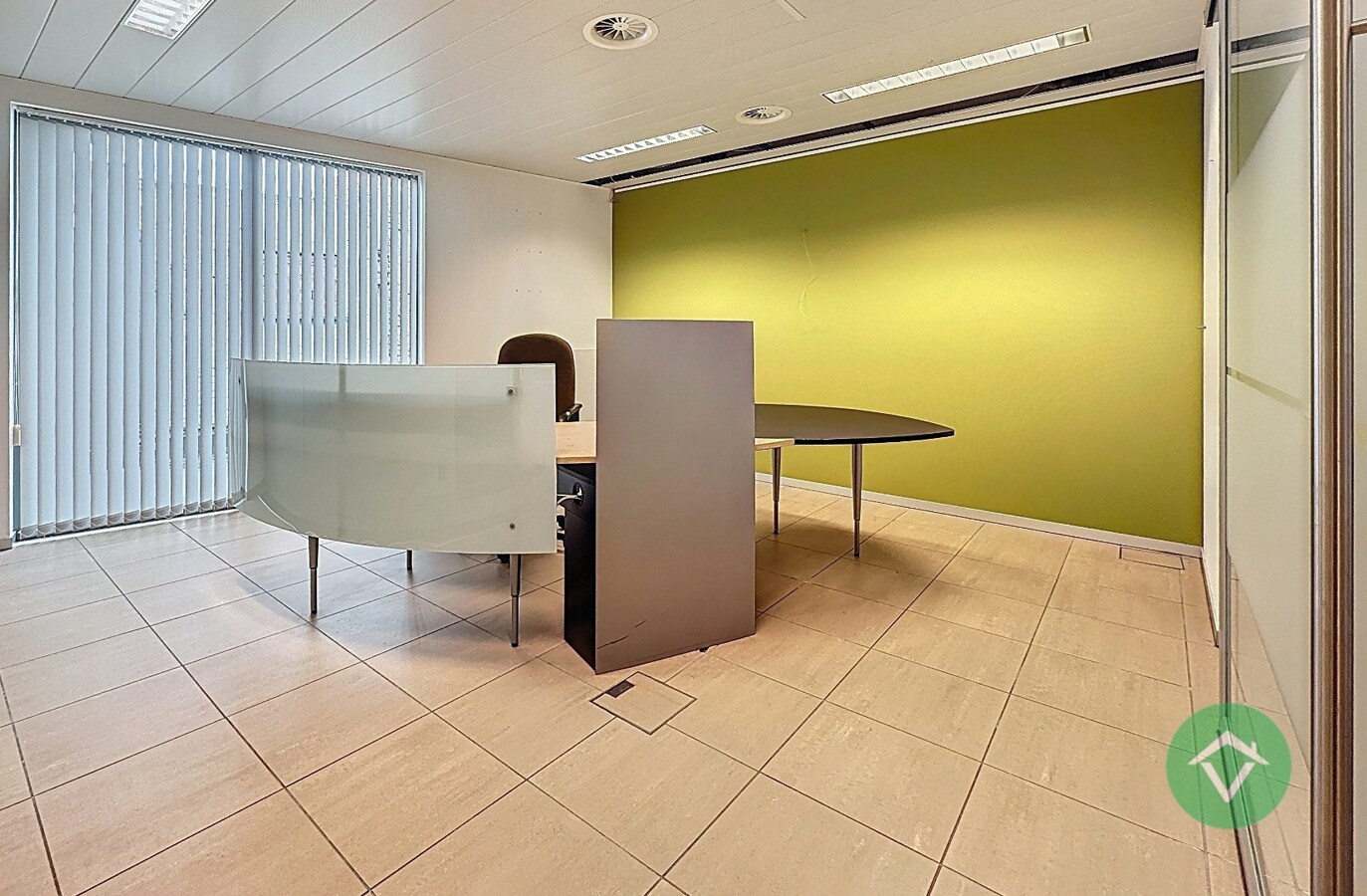 Commerciële toplocatie in Vleteren met burelen, vergaderruimtes en parking 