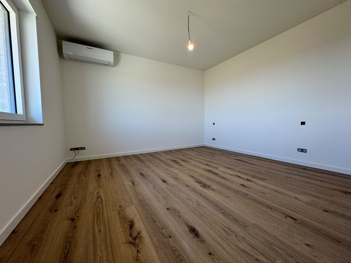 Instapklare nieuwbouwwoning met 4 slaapkamers en bureau te Kortemark 