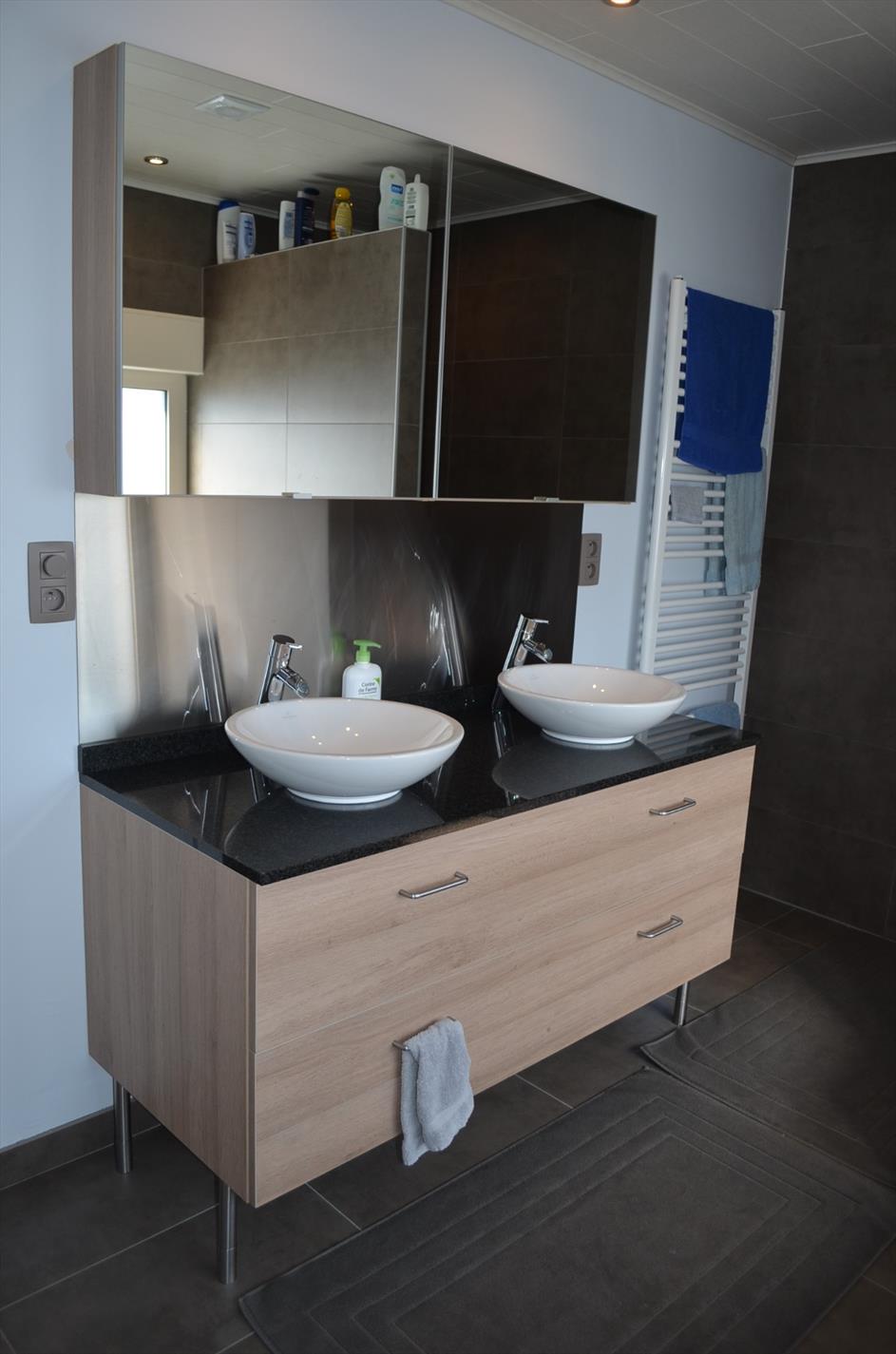 Gerenoveerde gezinswoning met  3 slpks, garage en tuin goed gelegen te Evergem 