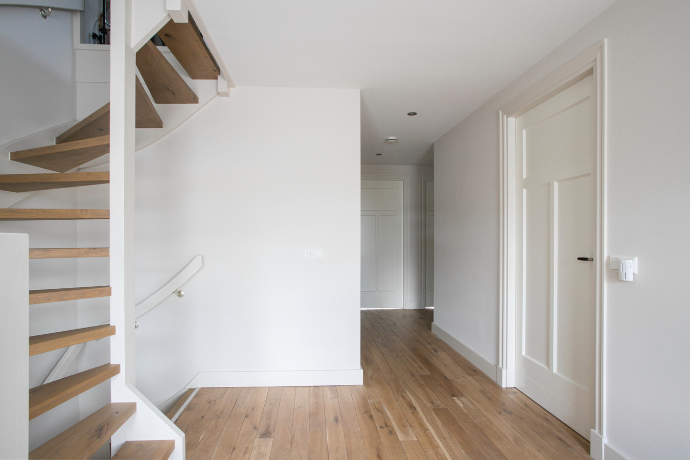 Vrijstaande, instapklare eengezinswoning met garage en carport afgewerkt in landelijke stijl. 