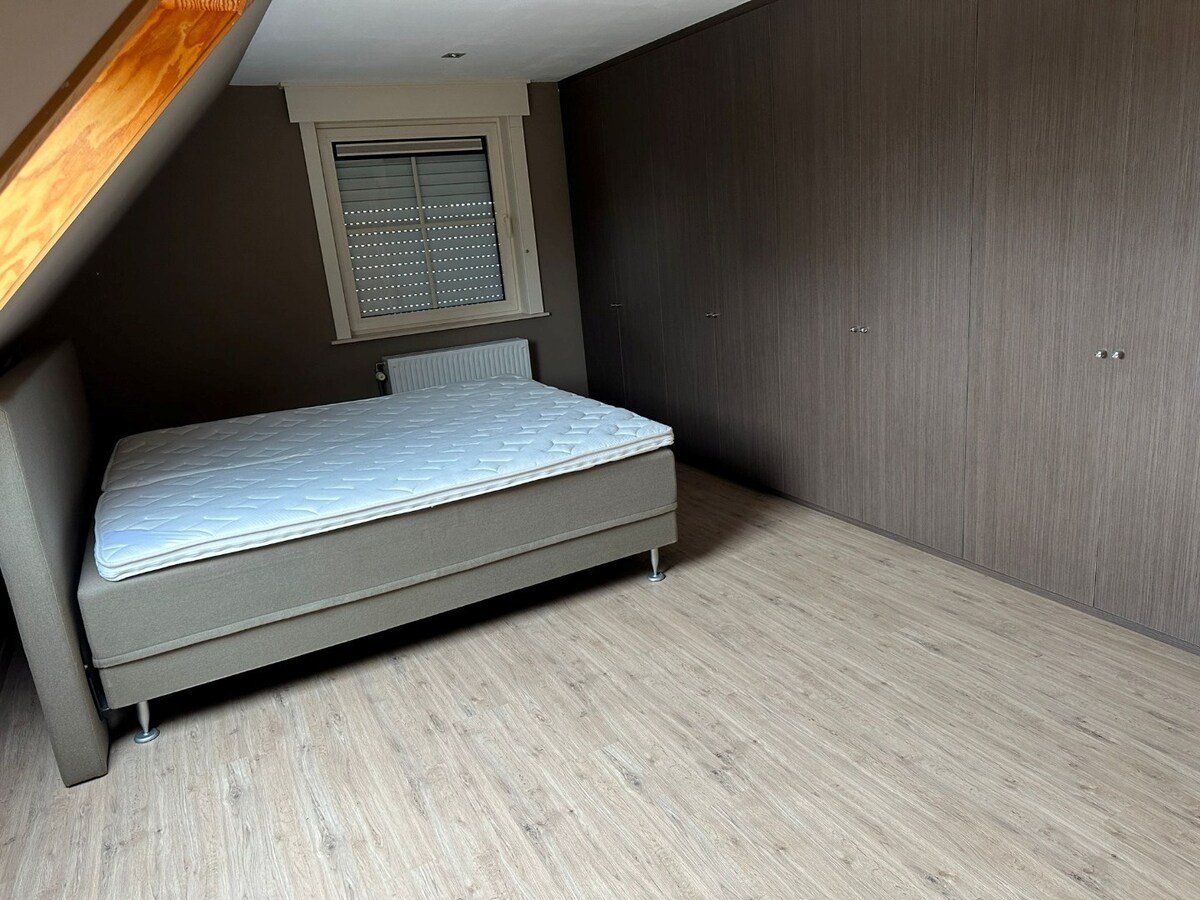 Alleenstaande woning met 3 slaapkamers, 3 garages en veel parkeermogelijkheid! 