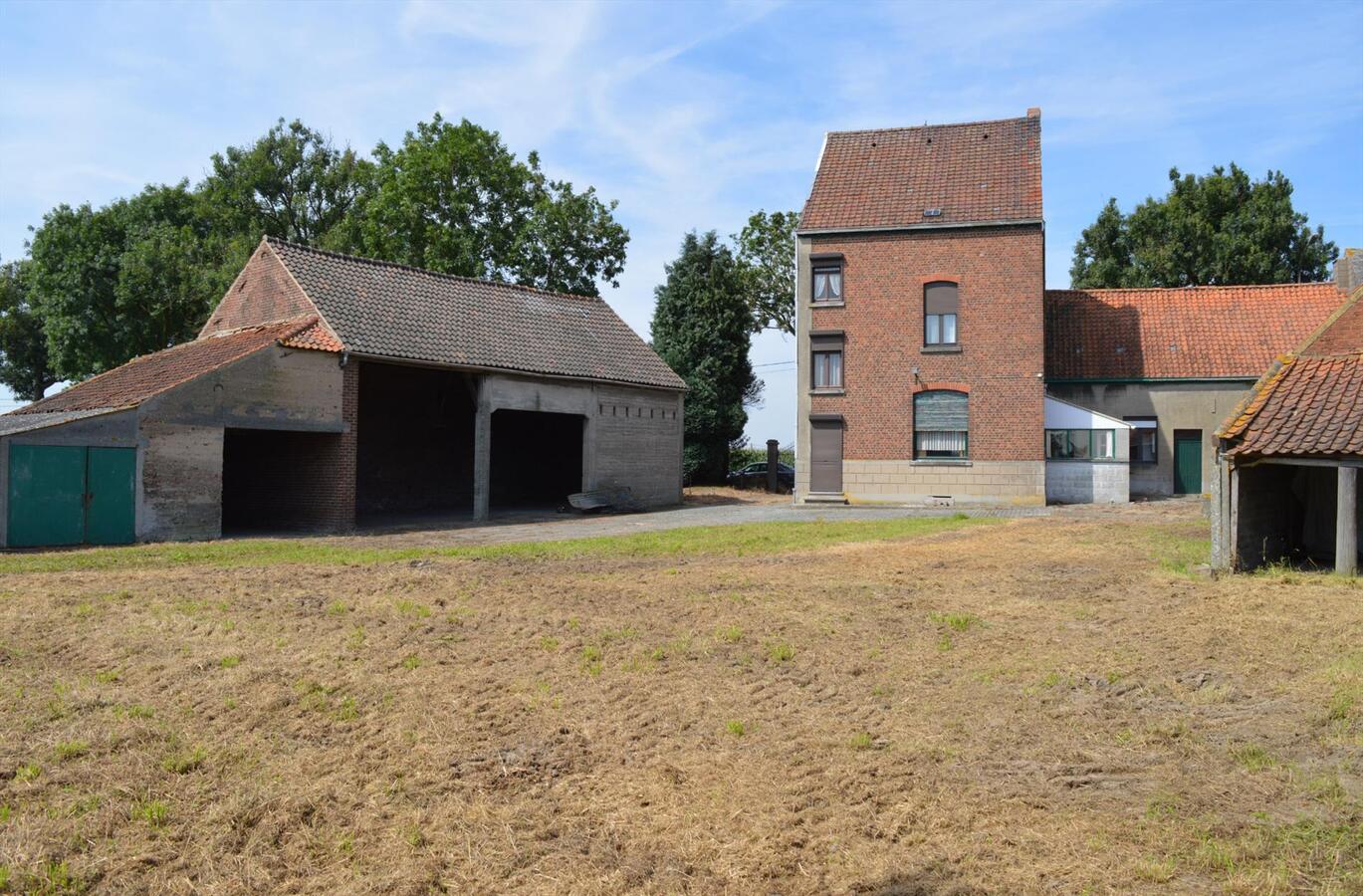 Herenhuis met stallingen op 2.726m² te Lessen (mogelijkheid tot 1ha extra weiland) 