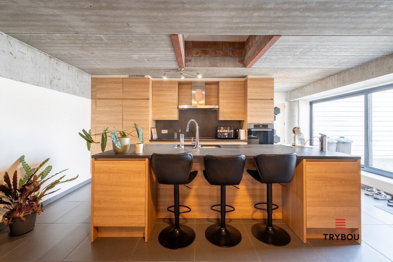 Uitzonderlijk ruime industriële duplex met ruim terras in centrum Roeselare 