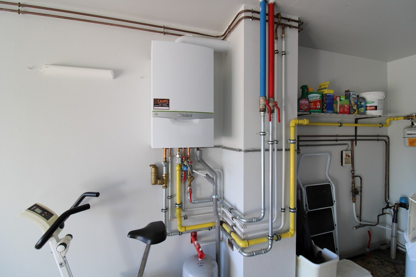 Perfect onderhouden gelijkvloerse woning met ca. 1 ha grond 