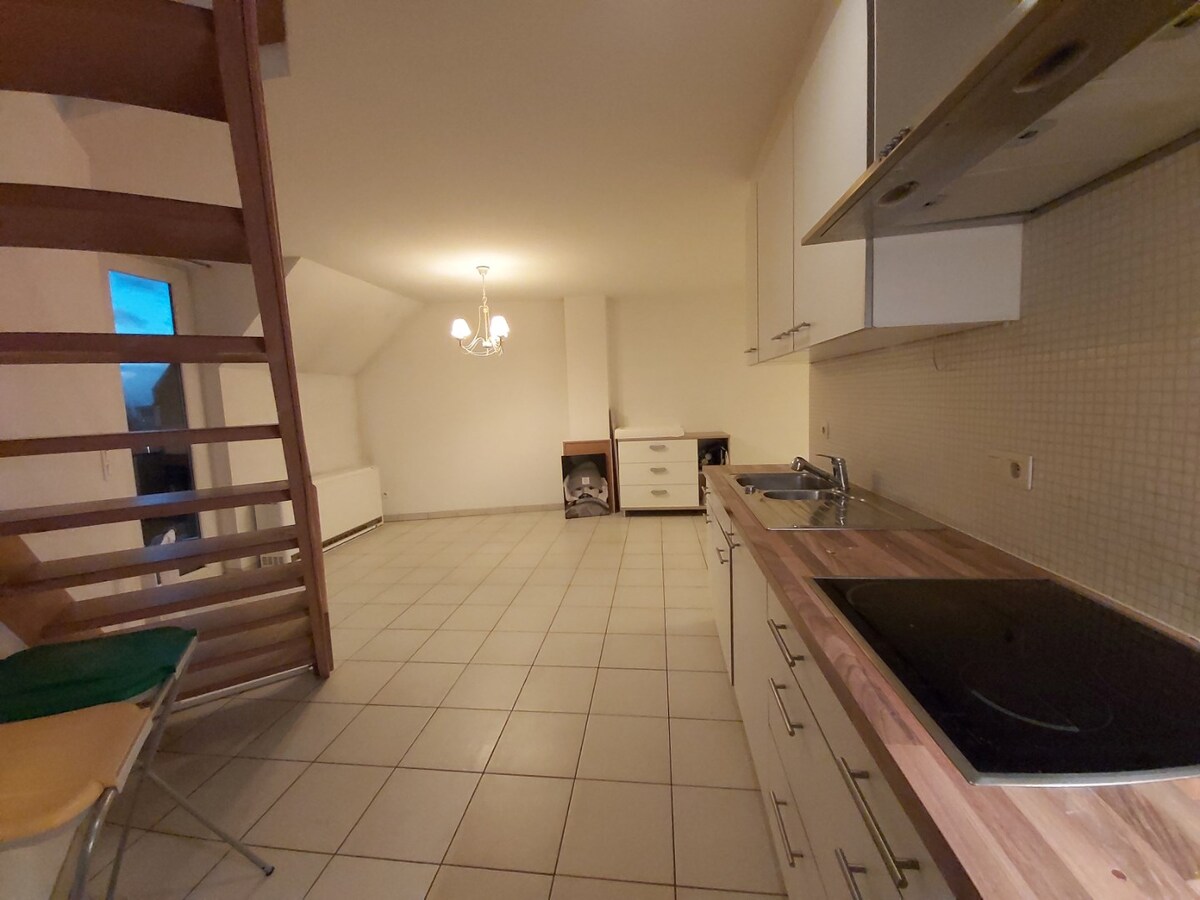 Uitstekend gelegen duplex appartement. Geen vaste kosten ! 
