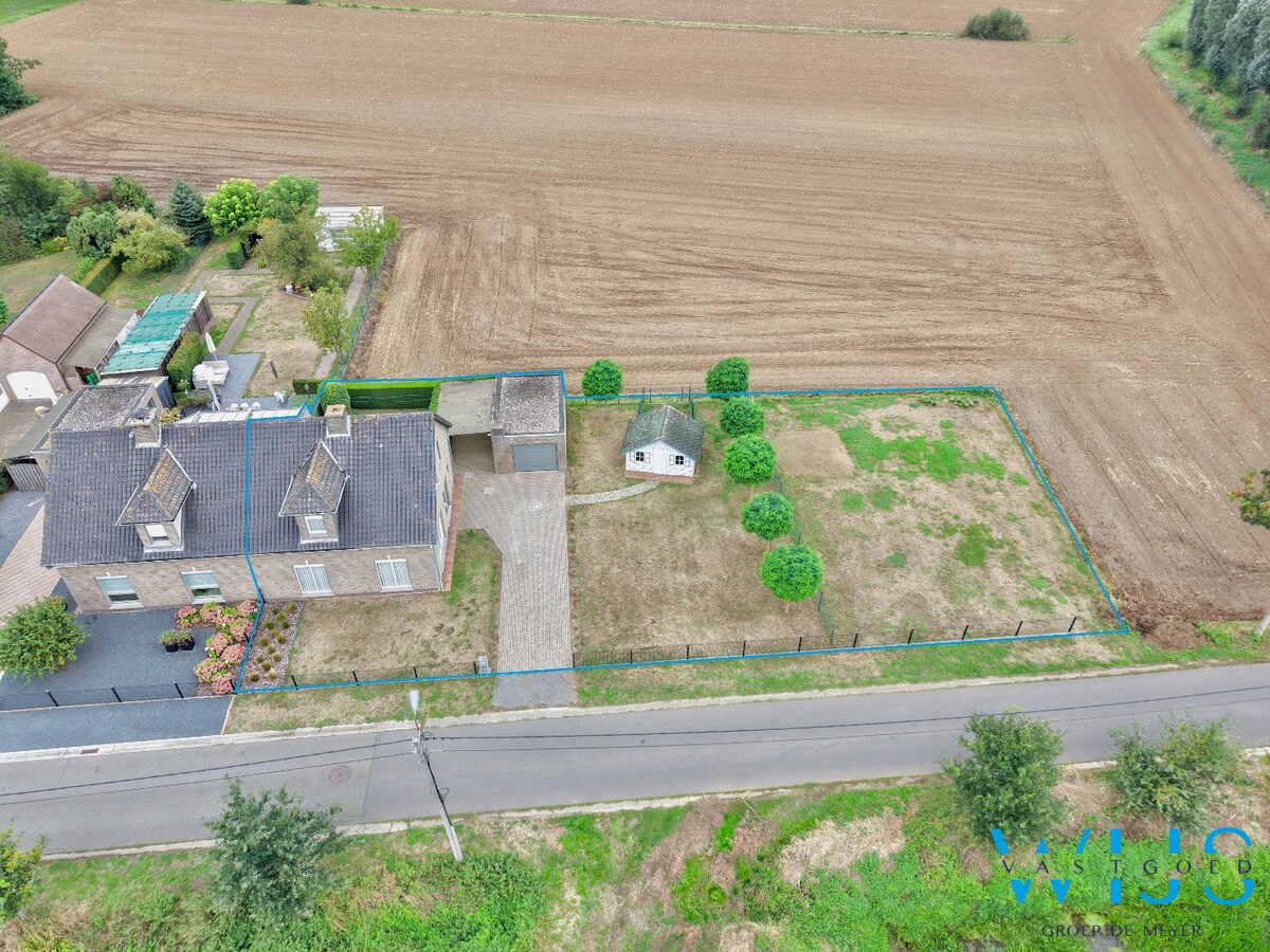 Halfopen bebouwing op mooi perceel van 951 m² te Oosteeklo 