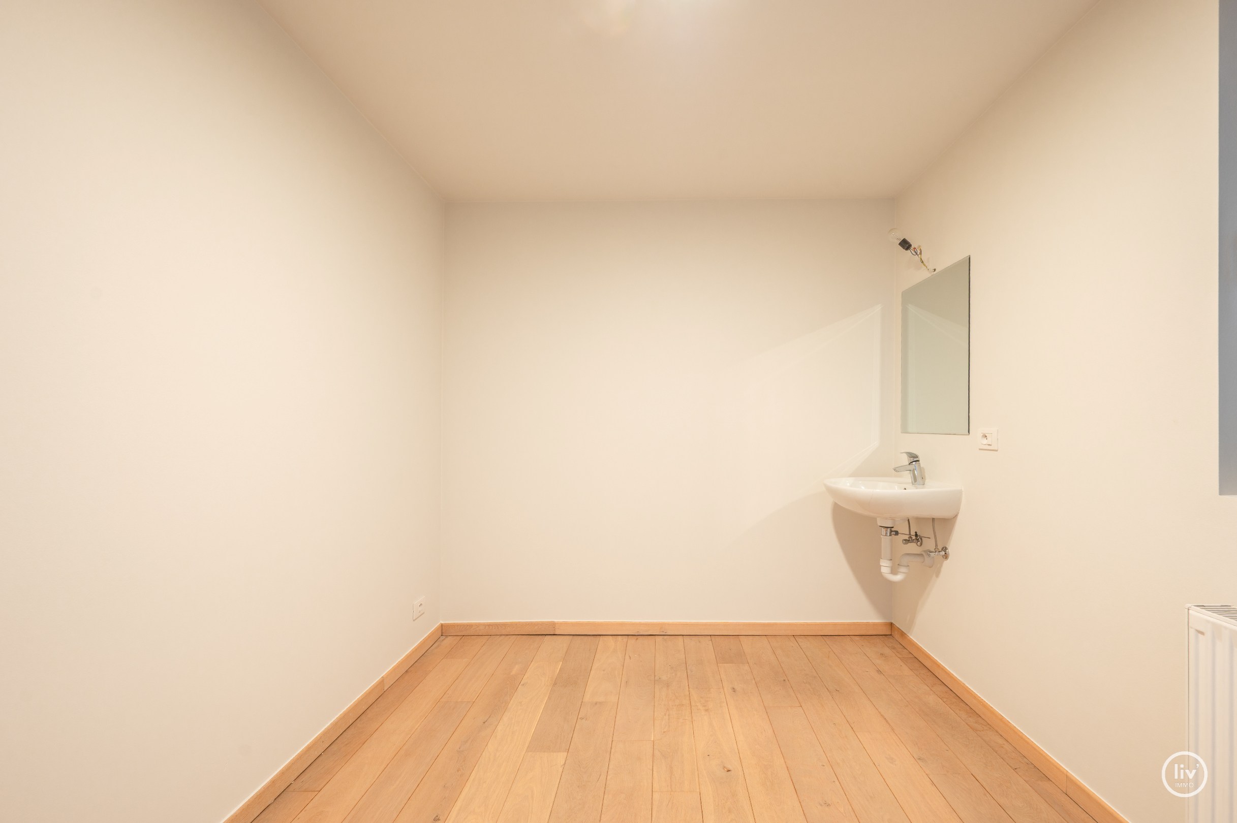 Dit charmante appartement onderscheidt zich door een uitzonderlijke gevelbreedte van maar liefst 9 meter en een ideale oriëntatie aan de zonnekant van de Lippenslaan. 