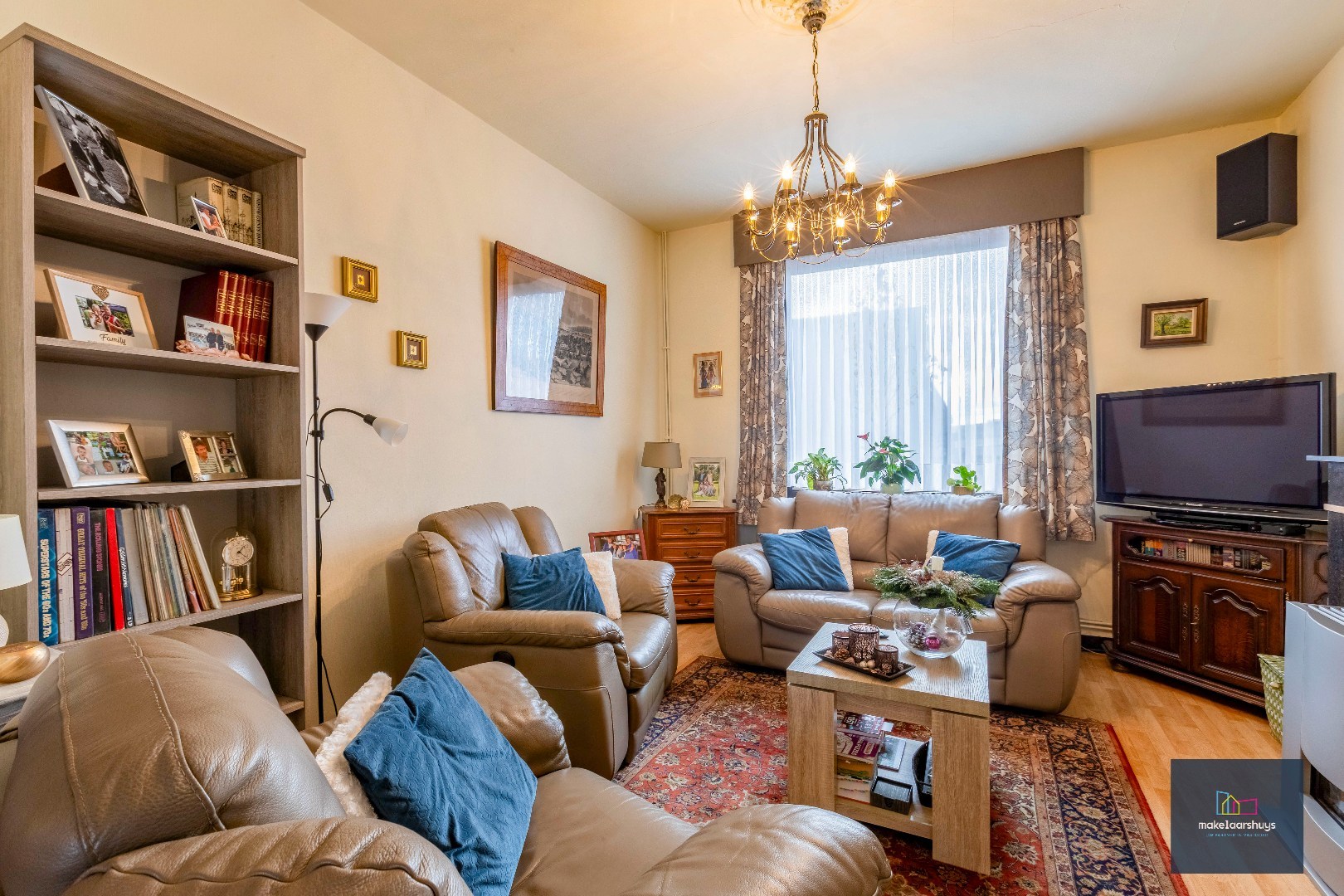 Verzorgde halfopen bebouwing met grote tuin en carport 