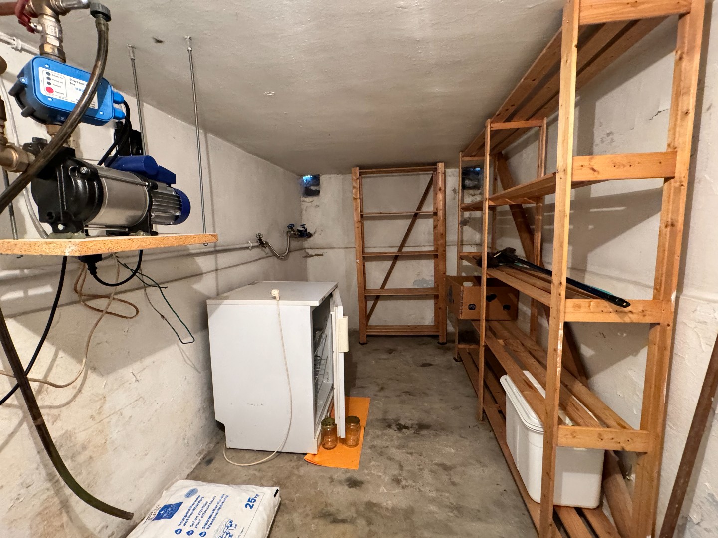 Kloeke halfopen bebouwing met tuin en dubbele garage. 