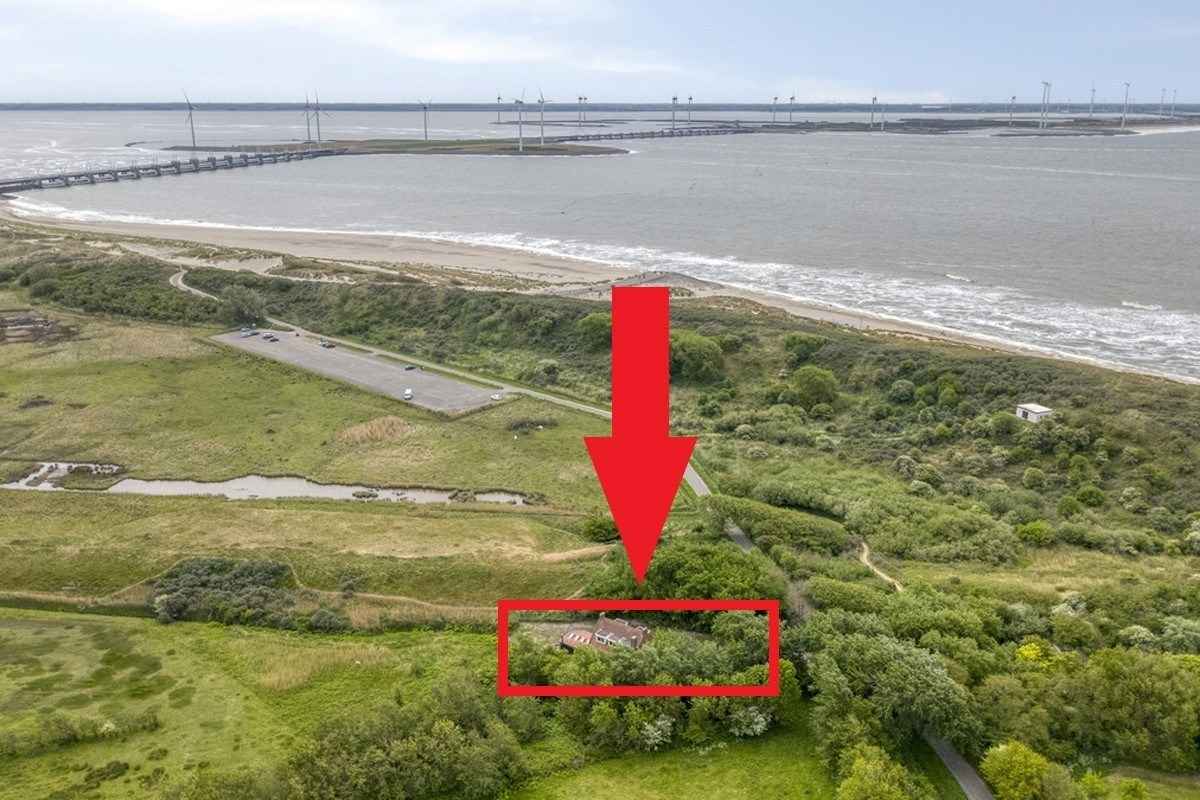TE KOOP: Kampweg 11 te Burgh-Haamstede. Een plek als deze komt zelden beschikbaar: een unieke combinatie van wonen tegen de duinen aan en nabij het strand en nabij de boswachterij op één van de meest 