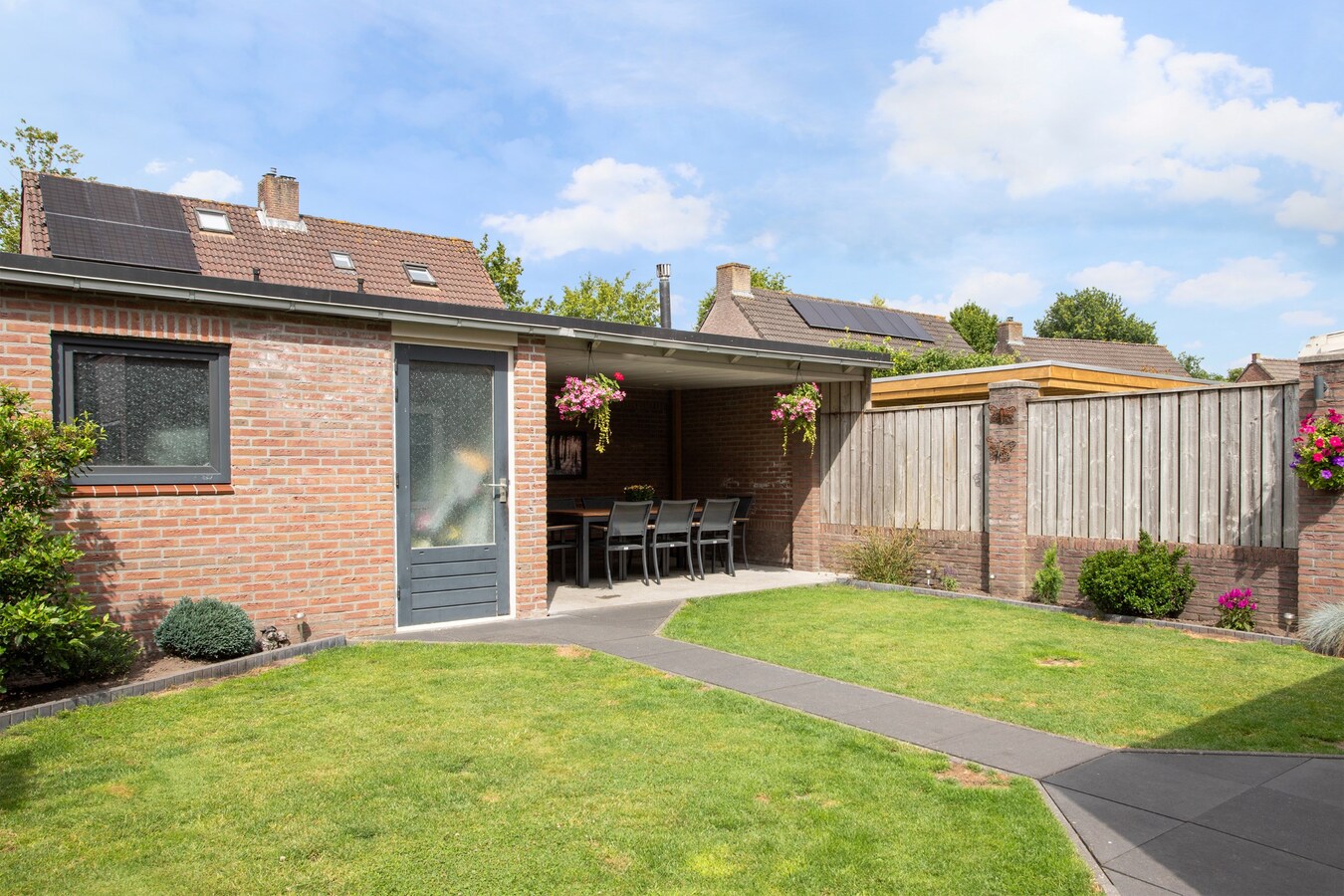 Royale gemoderniseerde gezinswoning met grote woonkamer, open keuken en vijf slaapkamers in hartje Middelbeers 