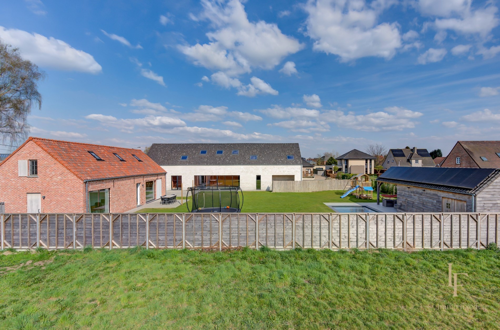 Een langgevelhoeve met bijgebouw! 