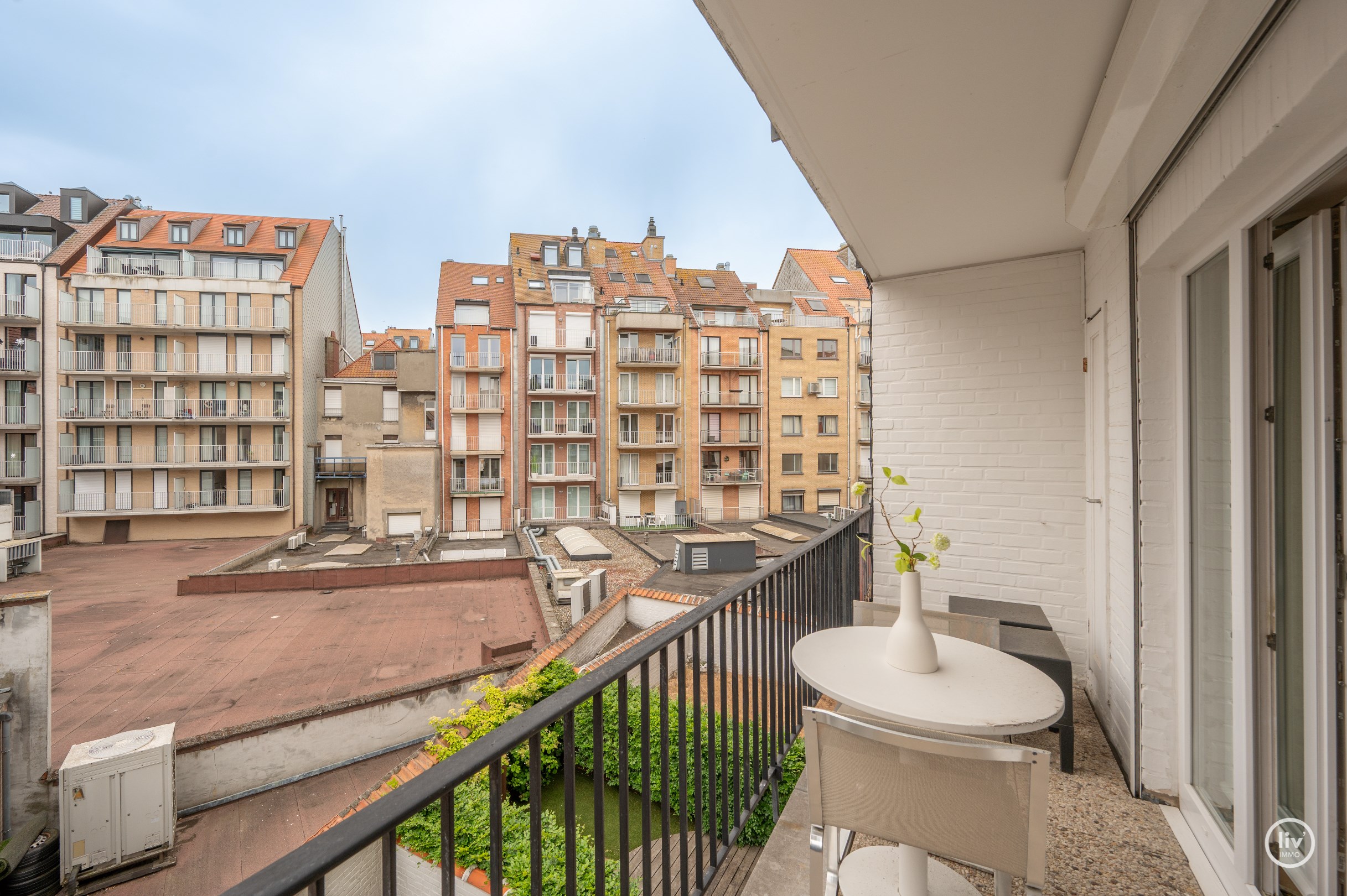 Smaakvol afgewerkt 1 slaapkamer appartement ideaal gelegen nabij Dumortierlaan. 