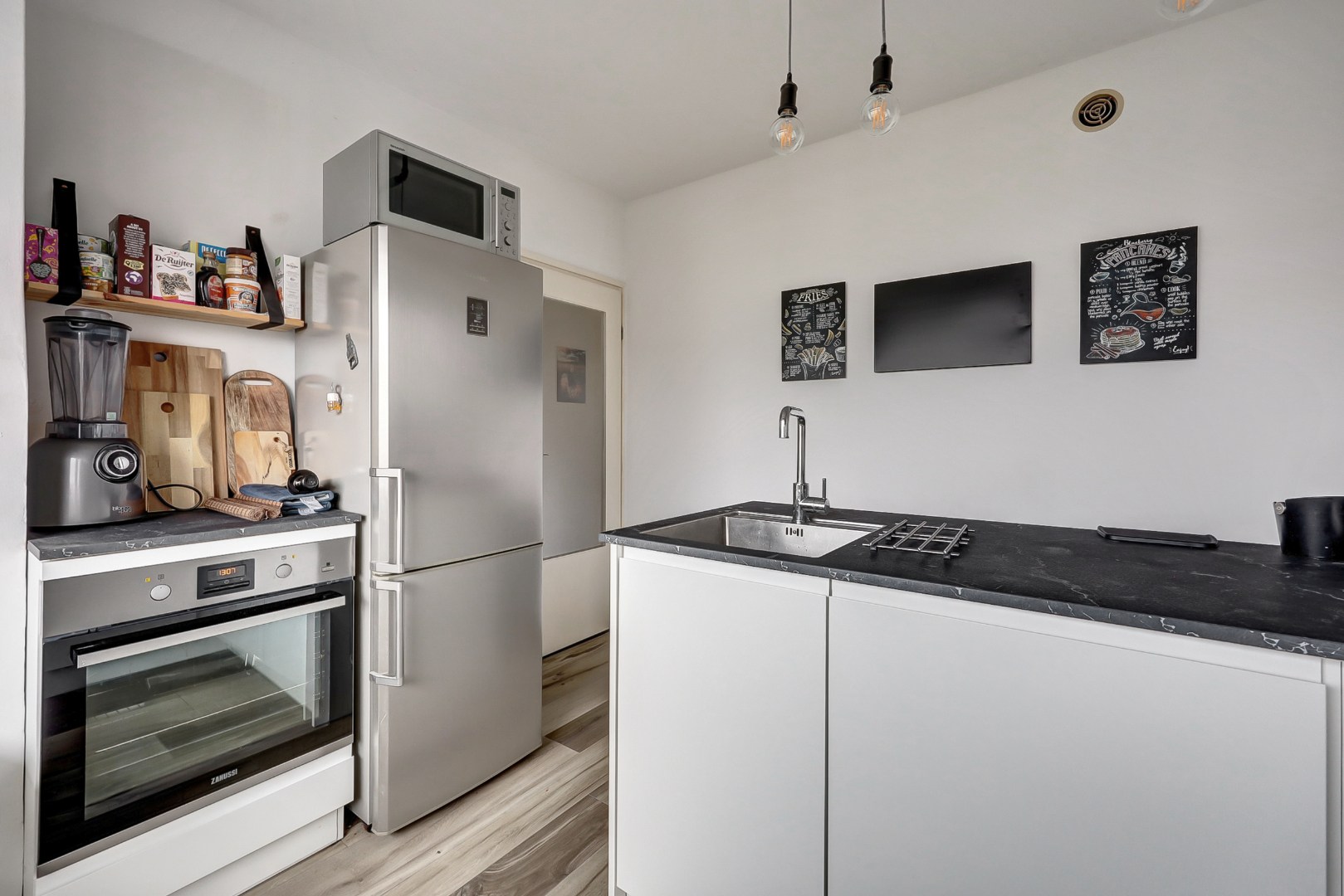 Instapklaar 2-kamer appartement op de 6e verdieping met moderne keuken en badkamer, balkon, berging in de onderbouw en gelegen op eigen grond. 