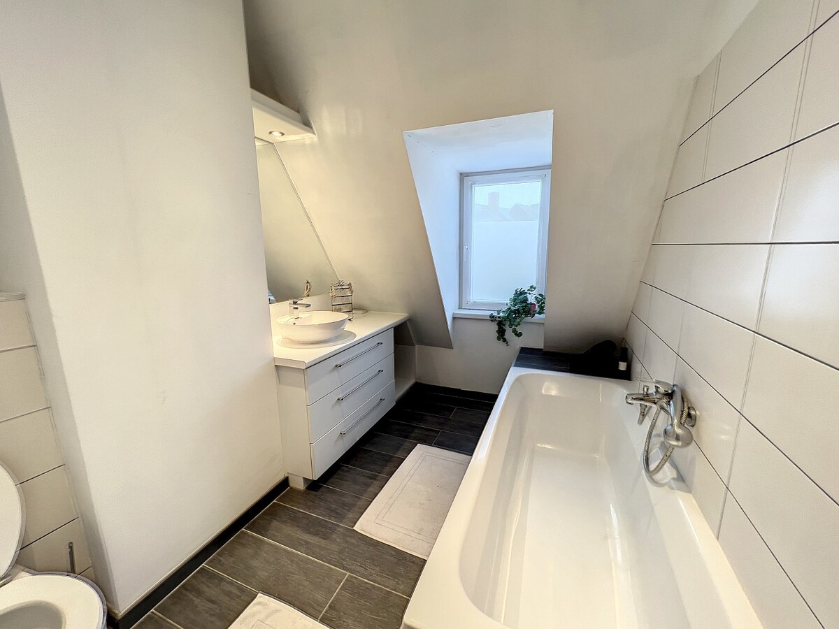 Landelijk gelegen, prachtige halfopen woning met twee (mogelijks drie) slaapkamers. 