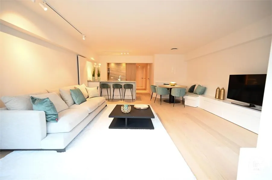 Appartement luxueusement rénové très bien situé à 50m de la place Rubens et avec vue mer latérale.