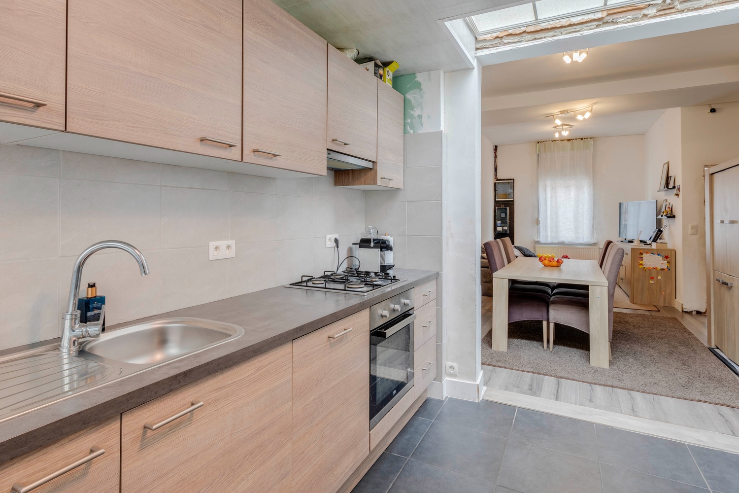 Gerenoveerde rijwoning op centraal maar rustige locatie! 