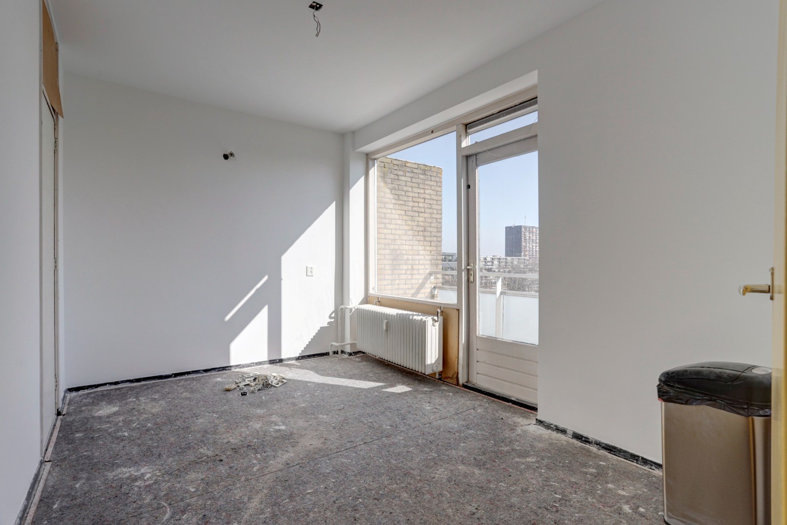 Dit 3 (voorheen 4) kamer appartement is helemaal naar eigen smaak te realiseren met 2 slaapkamers (3e slaapkamer is gemakkelijk te realiseren), 3 balkons, berging in de onderbouw en gelegen op eigen g 