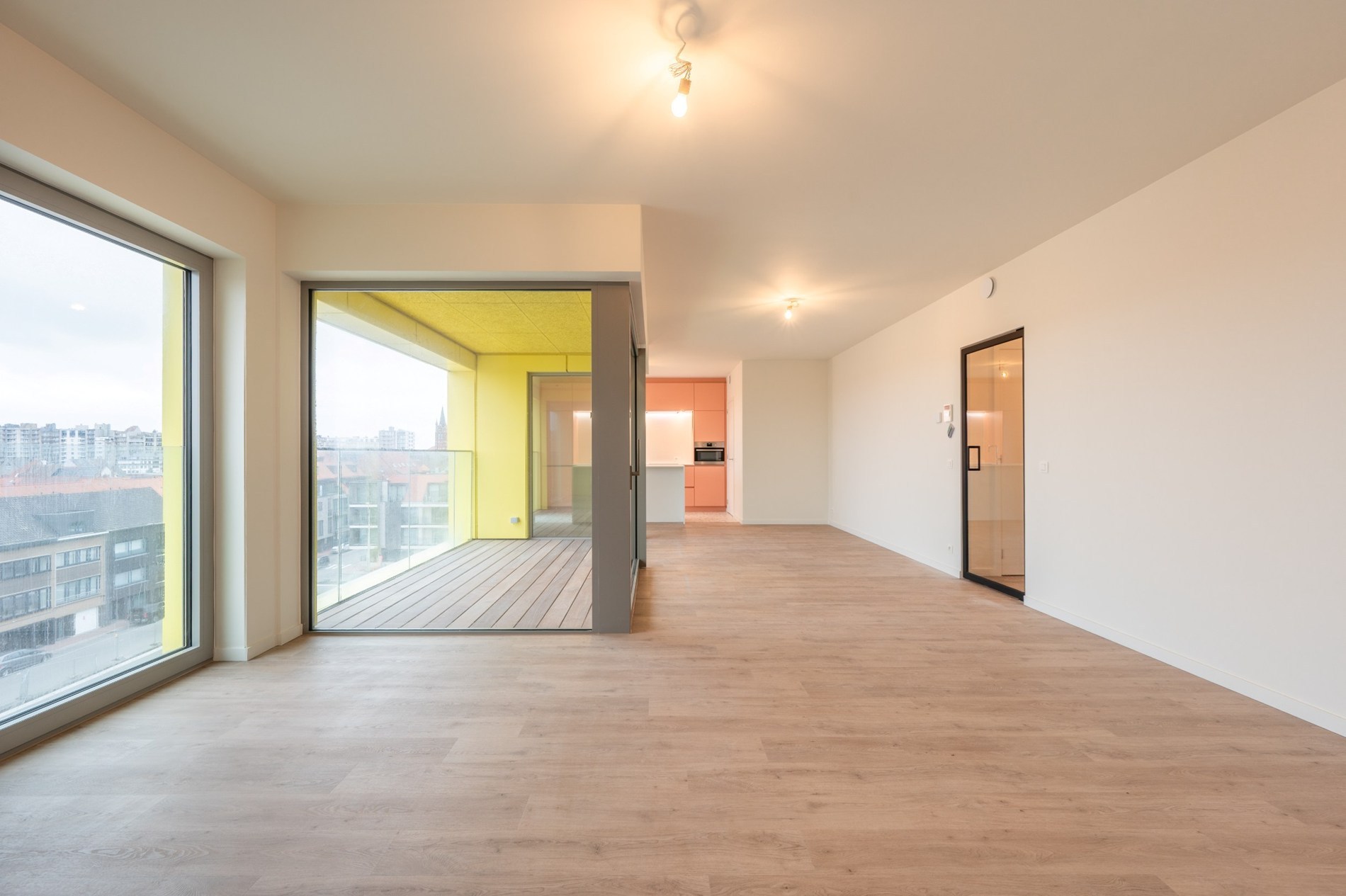 Volledig instapklaar nieuwbouw-appartement voorzien van een gevelbreedte van 10m: Opendeurdag  Zondag 4/01 (14u tot 17u). 