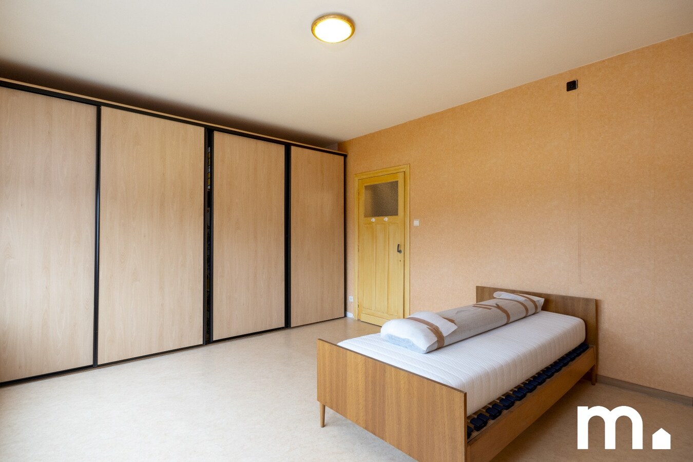 Te renoveren woning in Kortrijk met ruime zolder, zonnige tuin en dubbele garage ! 