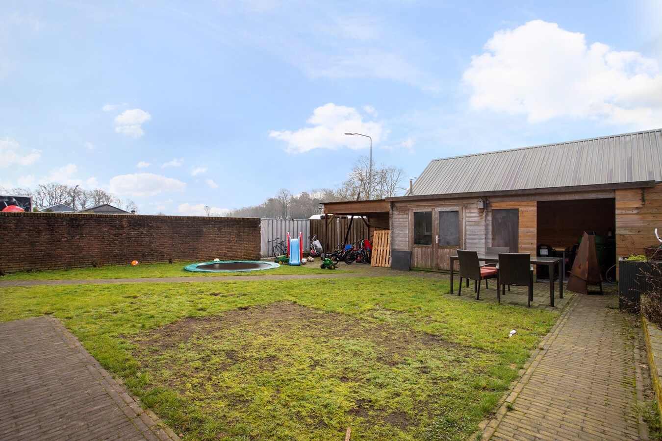 Uniek woon-winkelpand met bedrijfs-, en buitenruimte op toplocatie in Reusel. 