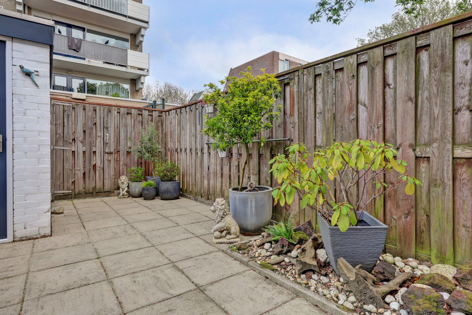 Instap klaar en moderne 4-kamer hoekwoning met 3 ruime slaapkamers, fraaie keuken en badkamer, onderhoudsvriendelijke tuin en gelegen op eigen grond. 