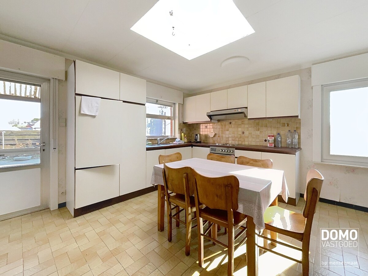 Te renoveren ruime open bebouwing, gelegen te Berbroek. 