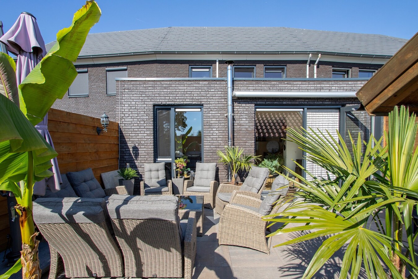 Instapklare en uitgebouwde tussenwoning op rustige locatie. 