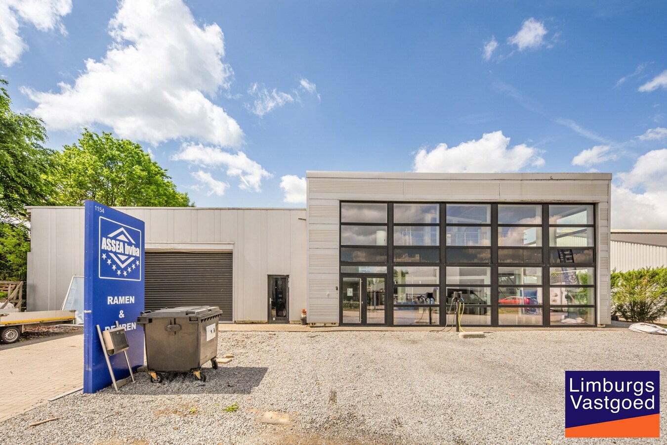 Bedrijfsgebouw met toonzaal, kantoren, magazijn en woonst - groot 700m² 