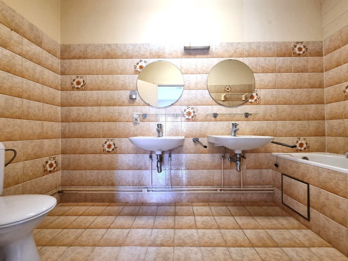 Uitzonderlijk ruim (129m²) en breed (+-10,45m) appartement met drie slaapkamers + mogelijkheid garage 