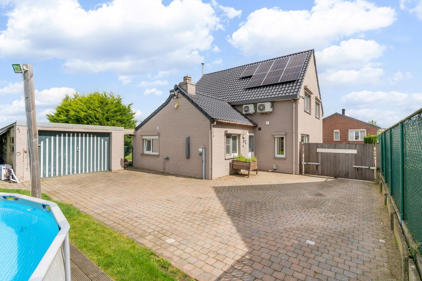 Ruime woning met 4 slaapkamers op een zeer ruim perceel. 